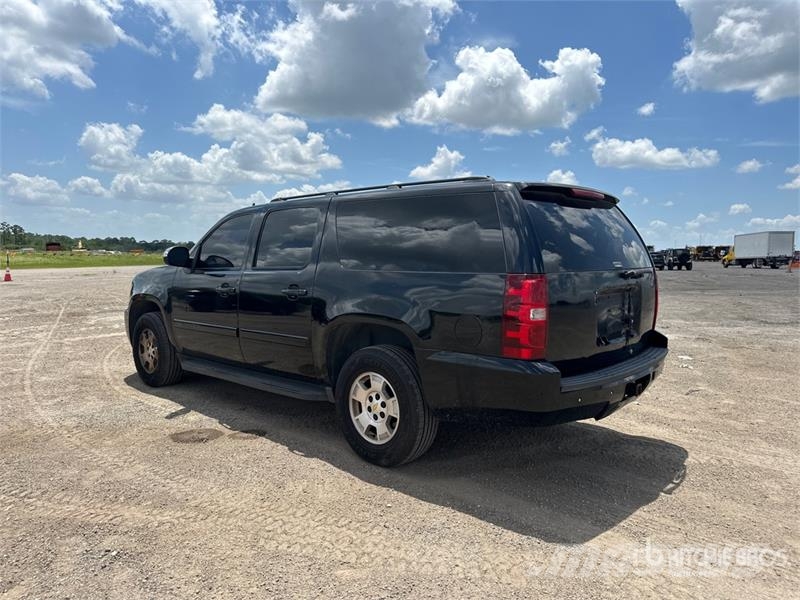 Chevrolet Suburban 1500 Avtomobili