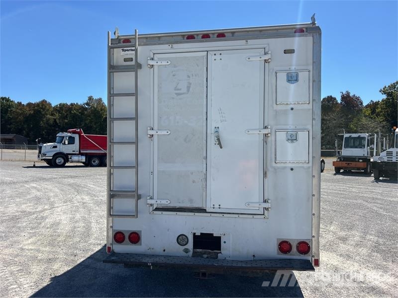 Chevrolet W45042 4x2 Moving Van Truck Skapbiler