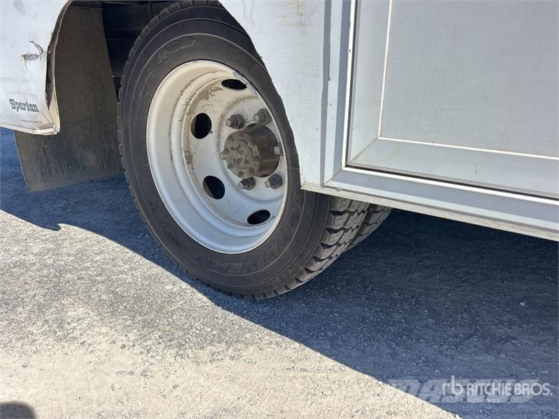 Chevrolet W45042 4x2 Utility Truck Pikaplar