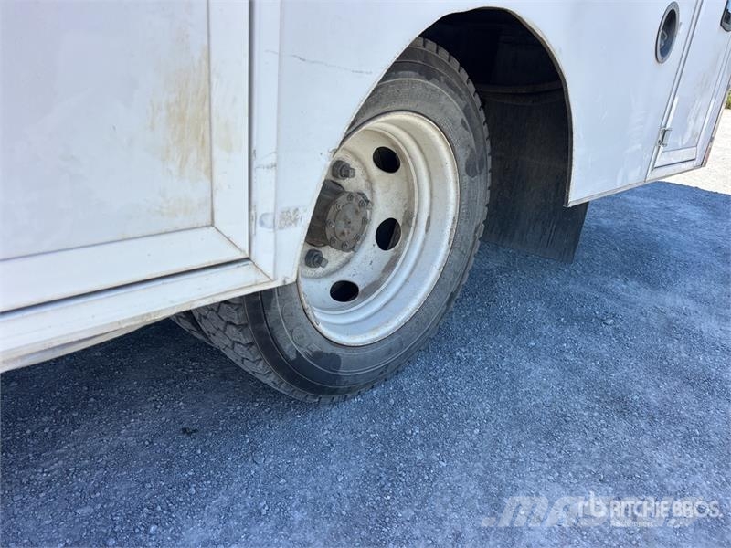 Chevrolet W45042 4x2 Utility Truck Pikaplar
