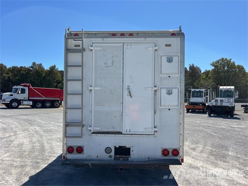 Chevrolet W45042 4x2 Utility Truck Pikaplar