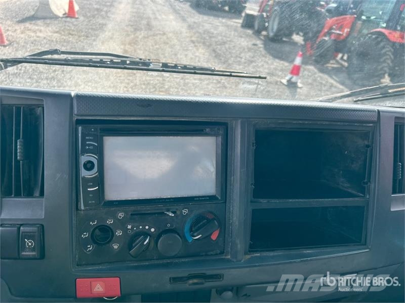 Chevrolet W5500HD 4x2 Flatbed Truck Pritschenwagen/Pritschenwagen mit Seitenklappe