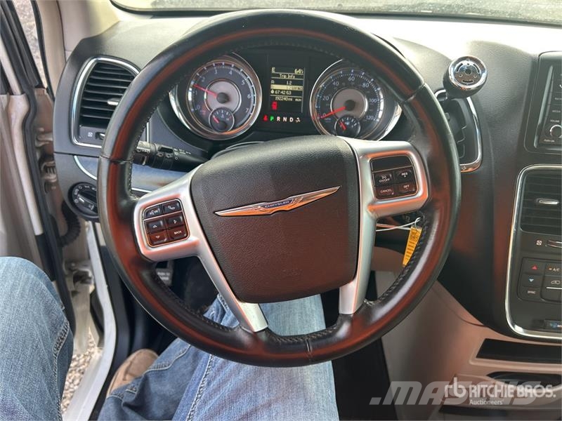 Chrysler Town & Country Minivan Otomobiller