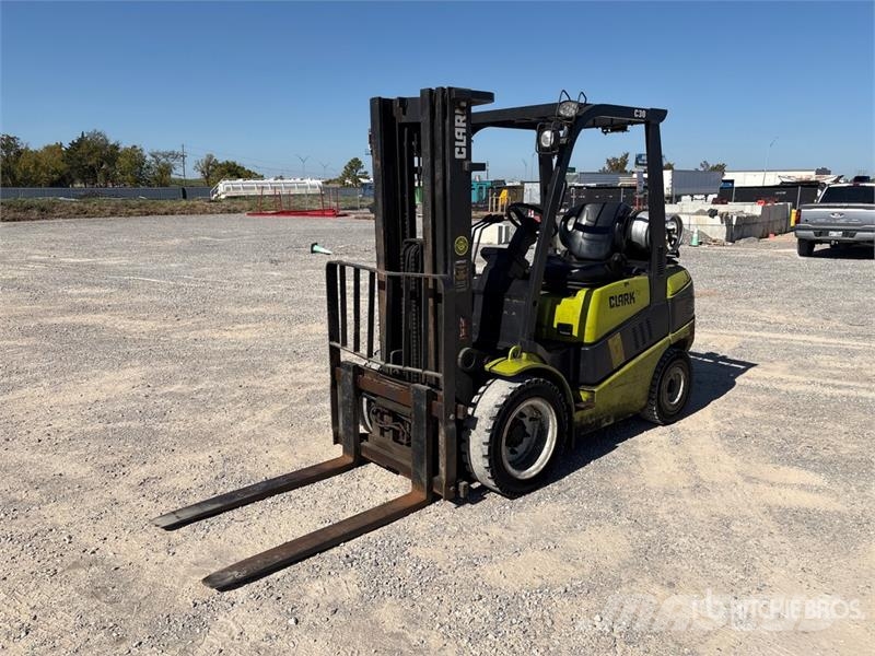 Clark C30L 5450 lb Pneumatic Tire Forklift Empilhadeiras - outros