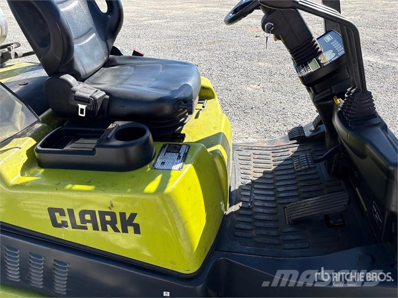 Clark C30L 5450 lb Pneumatic Tire Forklift Empilhadeiras - outros