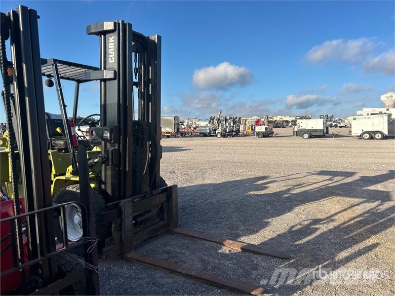 Clark C500YS80 6800 lb Pneumatic Tire Forklift Gaffeltrucker - Annet