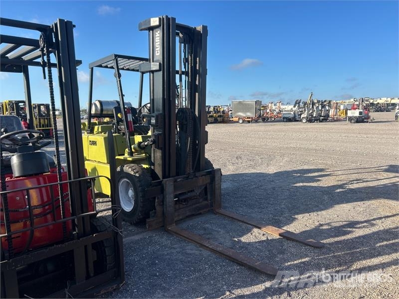 Clark C500YS80 6800 lb Pneumatic Tire Forklift Gaffeltrucker - Annet