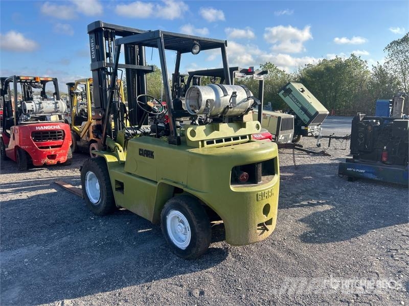 Clark C500YS80 6800 lb Pneumatic Tire Forklift Gaffeltrucker - Annet