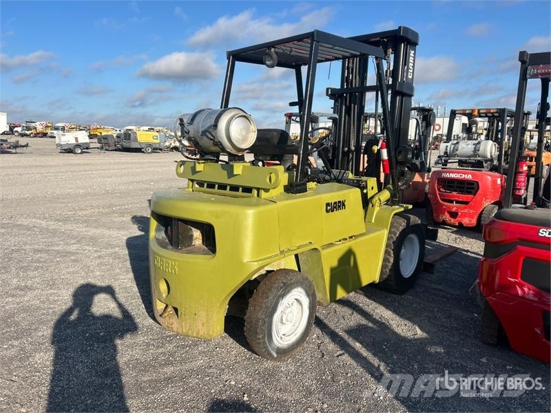 Clark C500YS80 6800 lb Pneumatic Tire Forklift Gaffeltrucker - Annet
