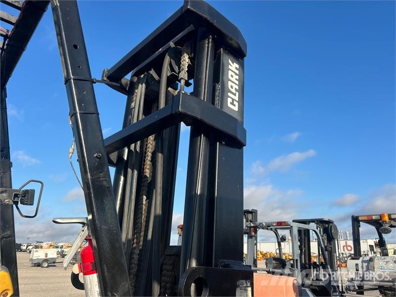Clark C500YS80 6800 lb Pneumatic Tire Forklift Gaffeltrucker - Annet