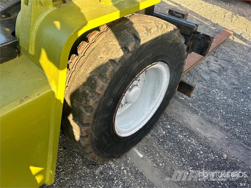 Clark C500YS80 6800 lb Pneumatic Tire Forklift Gaffeltrucker - Annet
