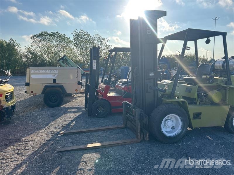 Clark C500YS80 6800 lb Pneumatic Tire Forklift Gaffeltrucker - Annet