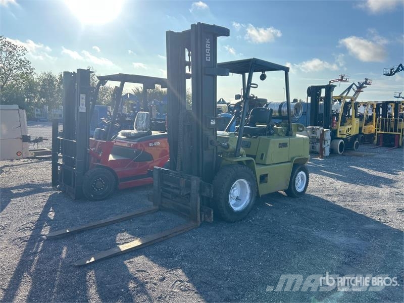 Clark C500YS80 6800 lb Pneumatic Tire Forklift Gaffeltrucker - Annet