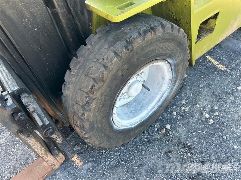 Clark C500YS80 6800 lb Pneumatic Tire Forklift Gaffeltrucker - Annet