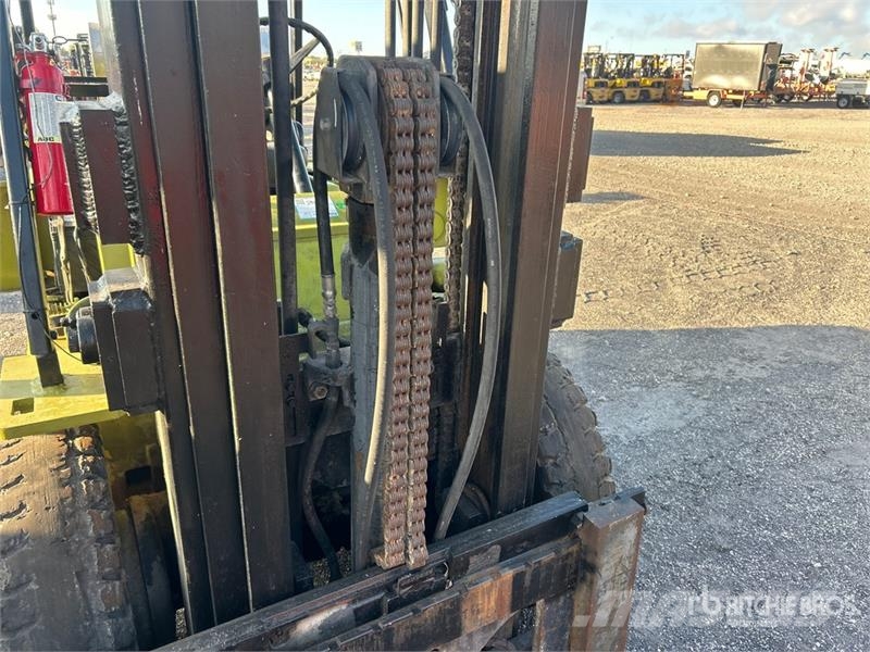 Clark C500YS80 6800 lb Pneumatic Tire Forklift Gaffeltrucker - Annet