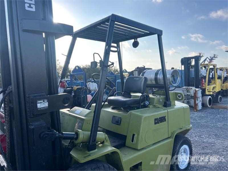 Clark C500YS80 6800 lb Pneumatic Tire Forklift Gaffeltrucker - Annet