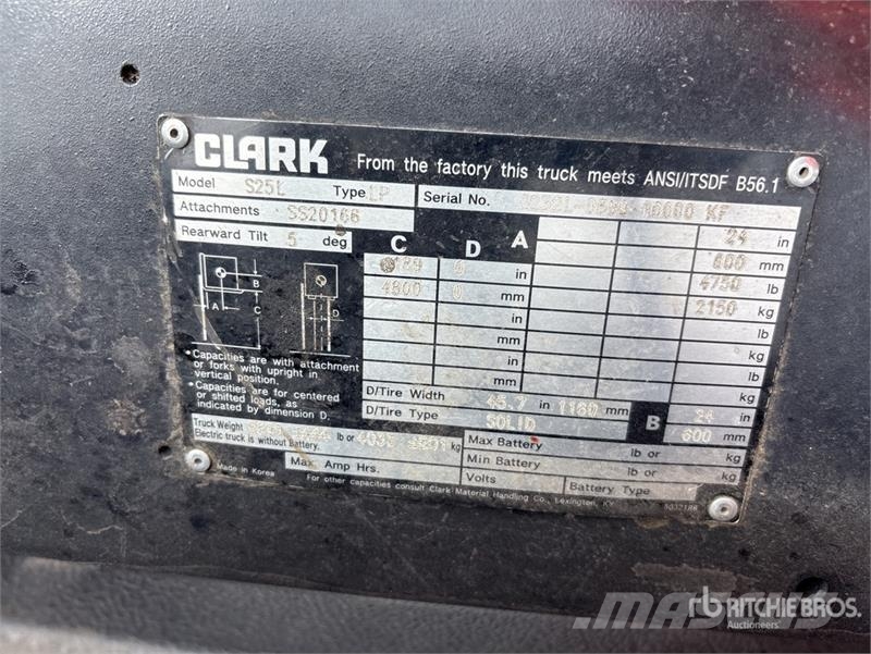 Clark S25L 4750 lb Pneumatic Tire Forklift Інше