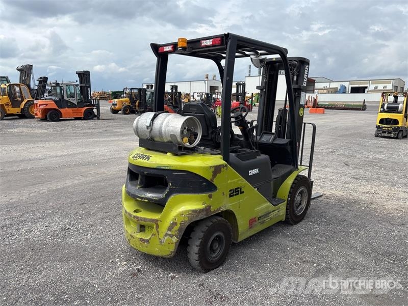 Clark S25L 4750 lb Pneumatic Tire Forklift Інше