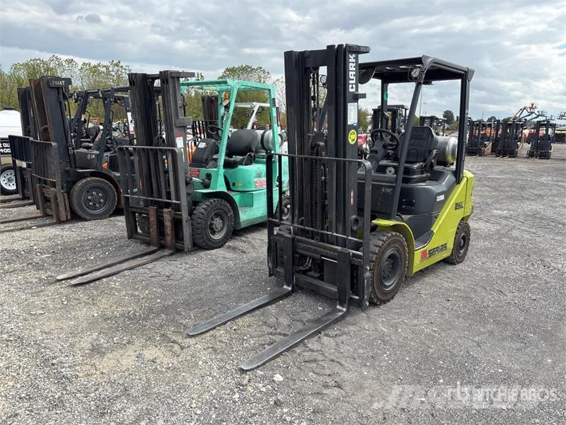 Clark S25L 4750 lb Pneumatic Tire Forklift Інше