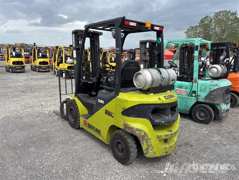Clark S25L 4750 lb Pneumatic Tire Forklift Інше