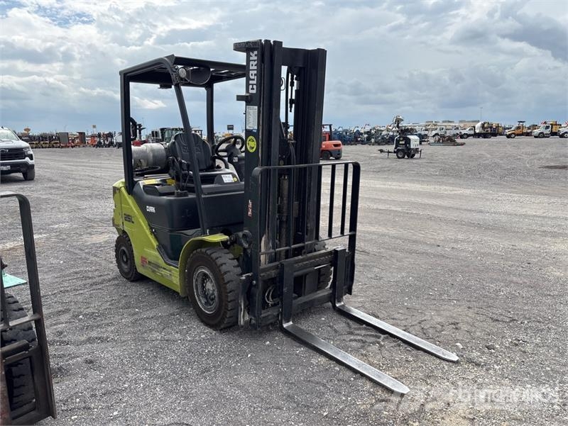 Clark S25L 4750 lb Pneumatic Tire Forklift Інше
