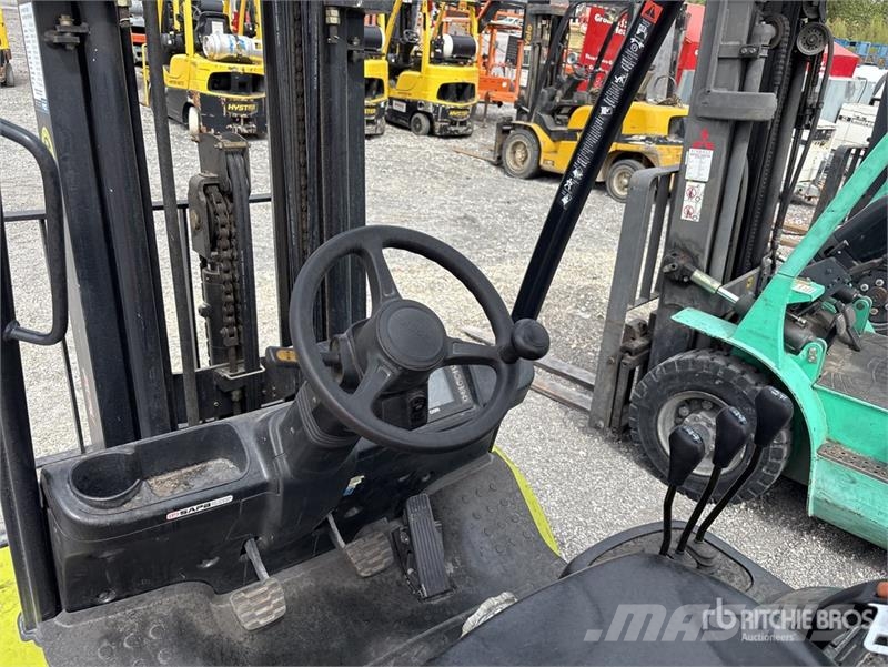 Clark S25L 4750 lb Pneumatic Tire Forklift Інше