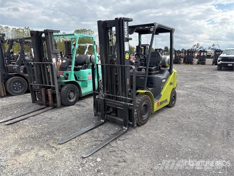 Clark S25L 4750 lb Pneumatic Tire Forklift Інше