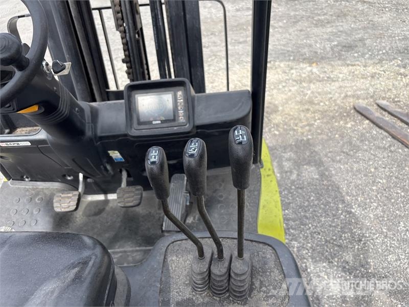 Clark S25L 4750 lb Pneumatic Tire Forklift Інше