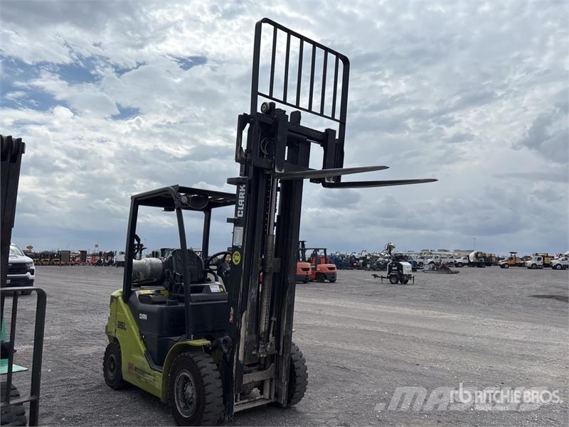 Clark S25L 4750 lb Pneumatic Tire Forklift Інше