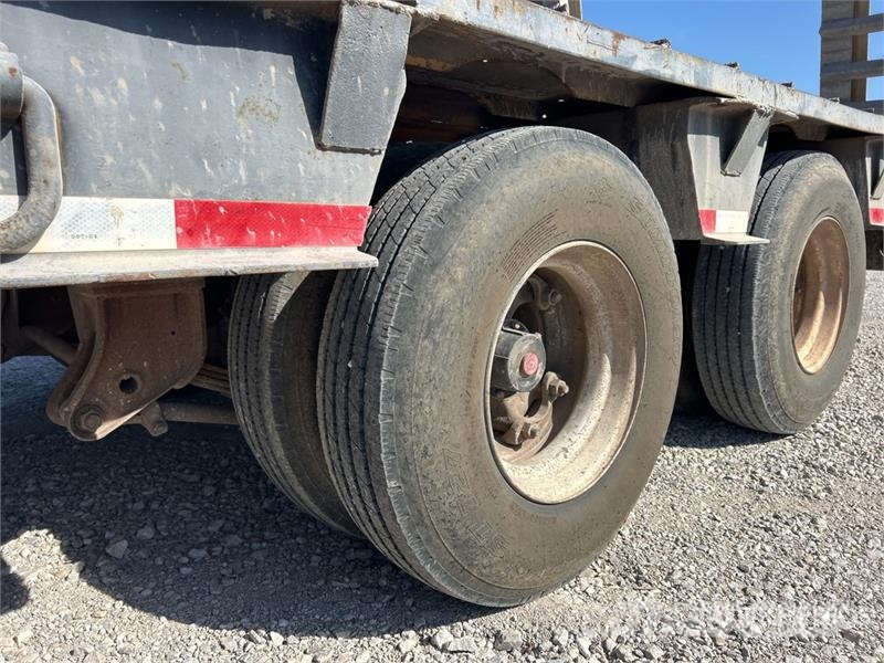 Clark T/A Lowboy Trailer Zemie treileri