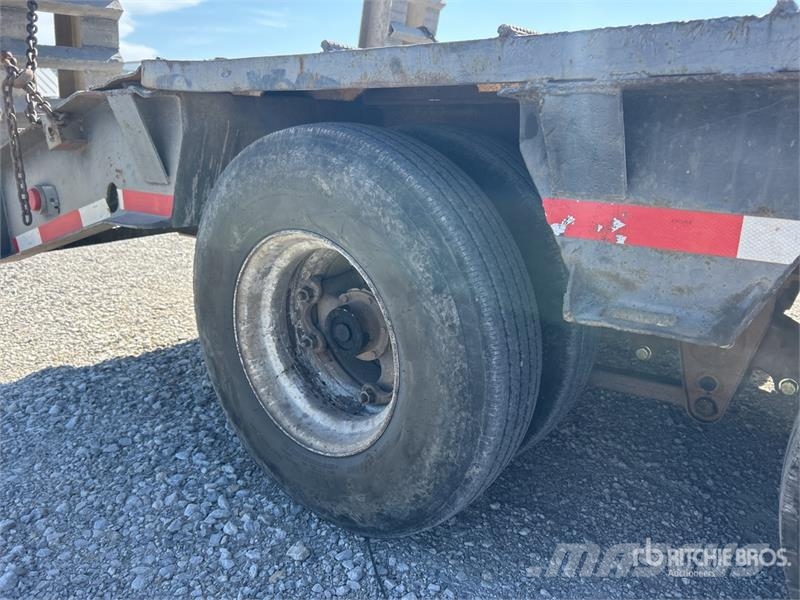 Clark T/A Lowboy Trailer Zemie treileri