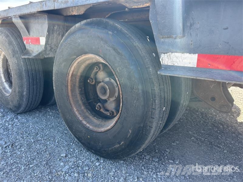 Clark T/A Lowboy Trailer Zemie treileri