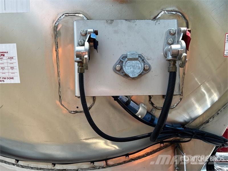 Clean Harbors 7000 gal T/A Tanker Trailer Remorque citerne