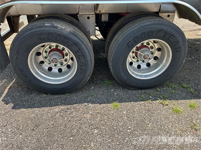 Clean Harbors 7000 gal T/A Tanker Trailer Remorque citerne