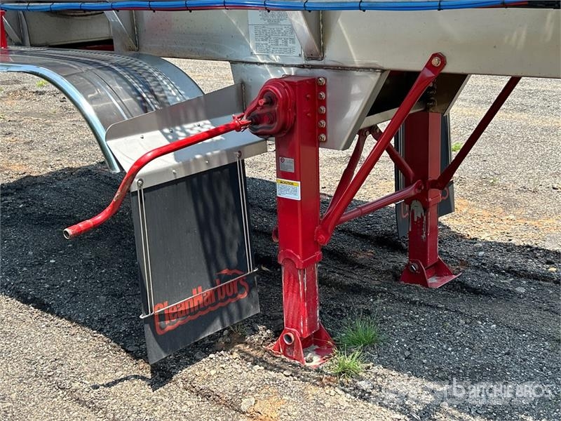 Clean Harbors 7000 gal T/A Tanker Trailer Remorque citerne