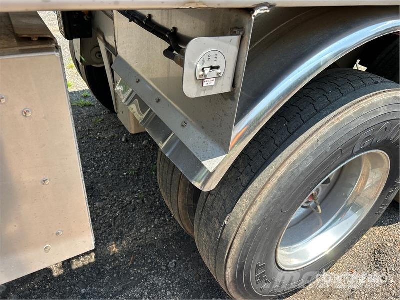 Clean Harbors 7000 gal T/A Tanker Trailer Remorque citerne