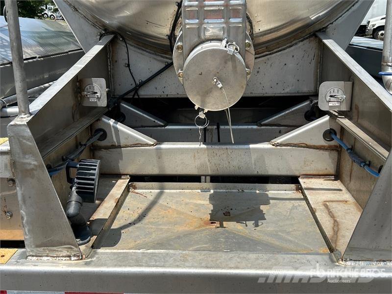 Clean Harbors 7000 gal T/A Tanker Trailer Remorque citerne