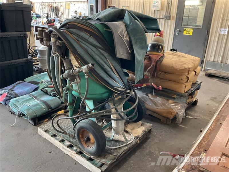Clemco 2452 600 lbs Sand Blaster معدات البناء - غير ذلك