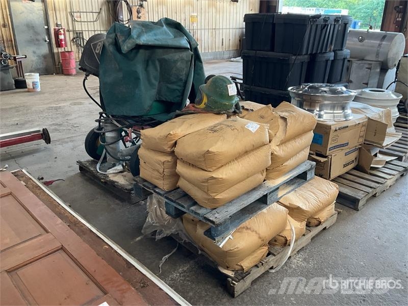 Clemco 2452 600 lbs Sand Blaster معدات البناء - غير ذلك