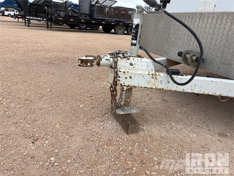 CM C52404600260 16 ft T/A Enclosed Trailer Причепи-фургони