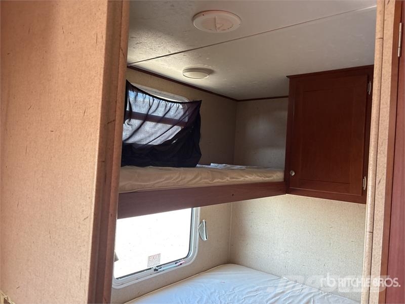 Crossroads Zinger 27BH 27 ft T/A Travel Trailer Citas piekabes