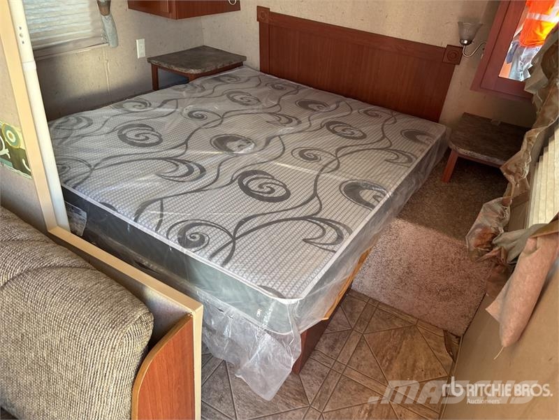 Crossroads Zinger 27BH 27 ft T/A Travel Trailer Citas piekabes