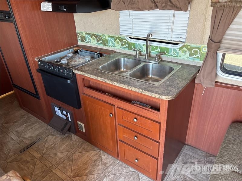 Crossroads Zinger 27BH 27 ft T/A Travel Trailer Citas piekabes