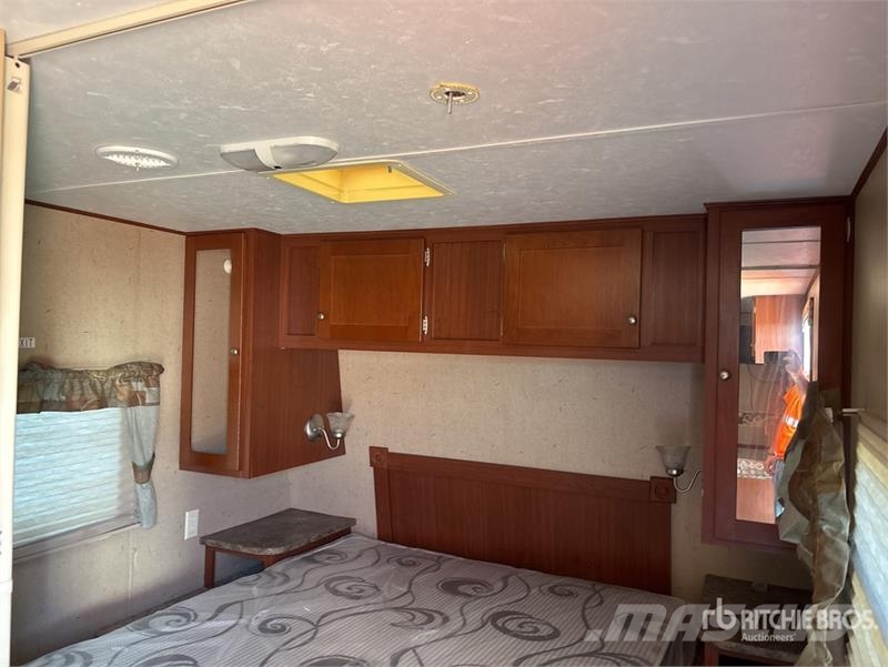 Crossroads Zinger 27BH 27 ft T/A Travel Trailer Citas piekabes