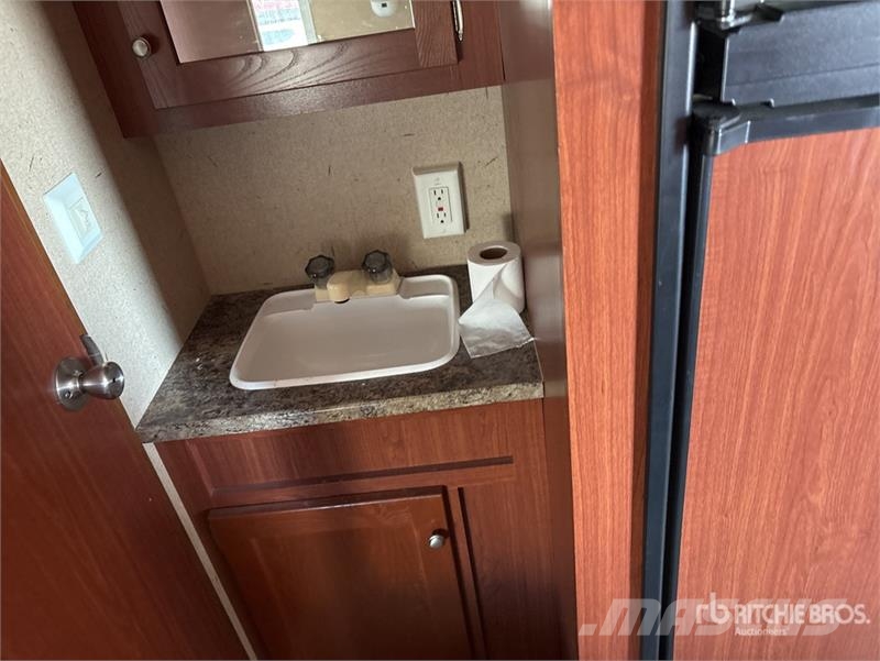 Crossroads Zinger 27BH 27 ft T/A Travel Trailer Citas piekabes