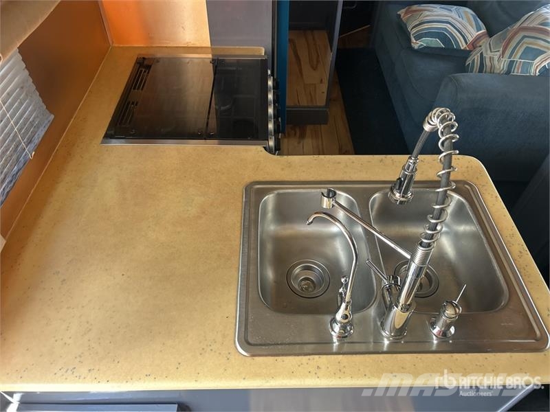 Crossroads Zinger 34 ft T/A Travel Trailer Altri rimorchi