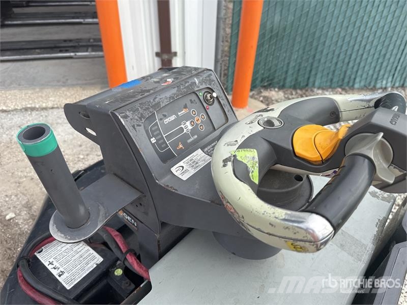 Crown PC4500-80 8000 lb Electric Pallet Jack 手拉式油壓拖板車
