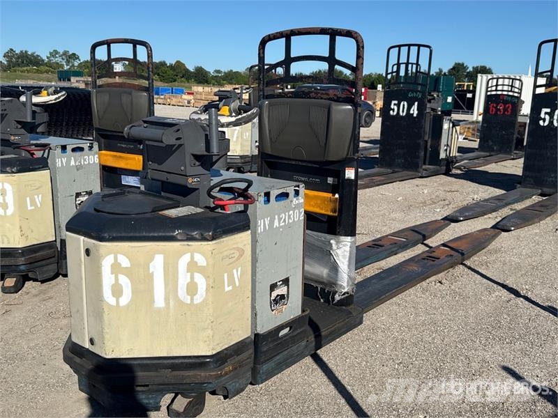 Crown PC4500-80 8000 lb Pallet Jack 手动码垛机