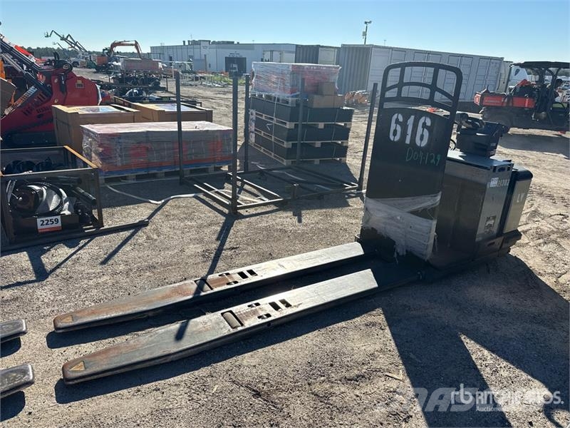 Crown PC4500-80 8000 lb Pallet Jack 手动码垛机
