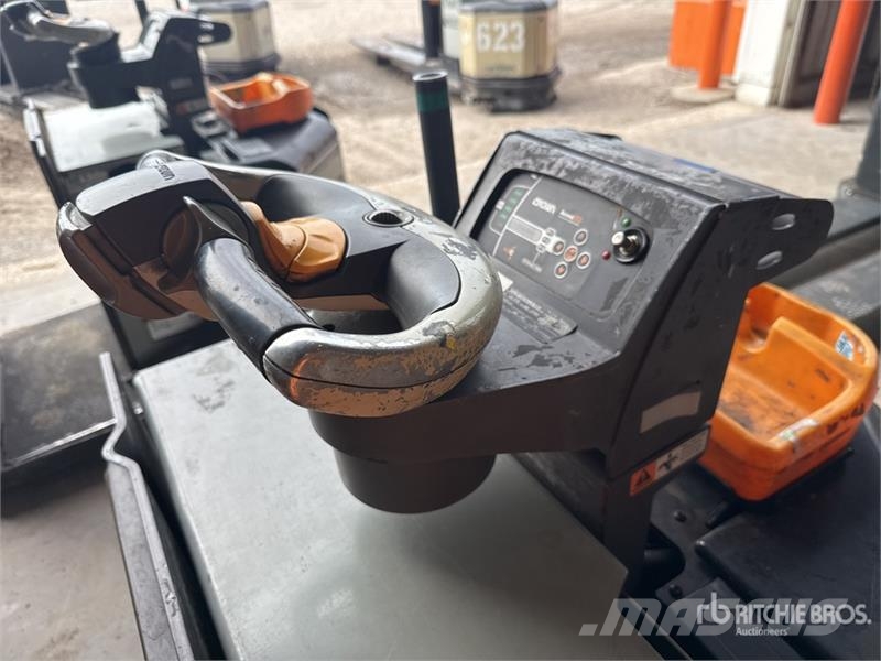 Crown PC4500-80 8000 lb Electric Pallet Jack 手拉式油壓拖板車